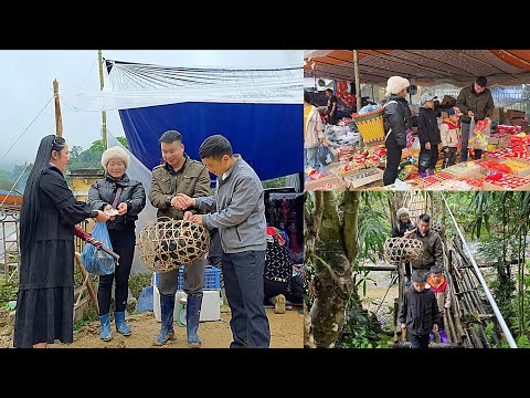 Dang and Thanh took their two sons to the market to buy clothes and sweets for Tet (Lunar New Year).