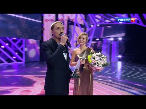 Дима Билан награждает Полину Гагарину премией Певица Года - Песня Года 2019 (эфир 01.01.2020)