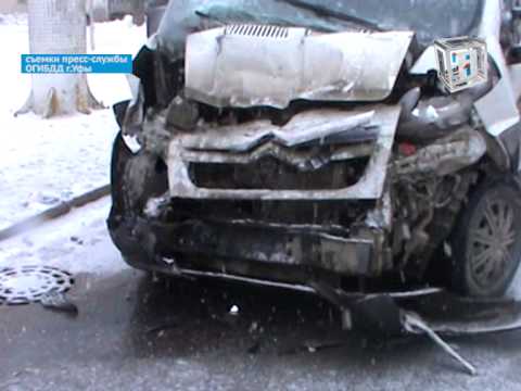 В Уфе микроавтобус столкнулся с троллейбусом, пост