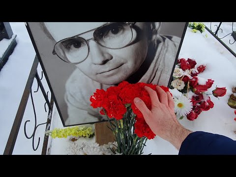 На могиле Андрея Мягкова / 2 года как ушёл любимый актёр ... красные цветы / Троекуровское кладбище