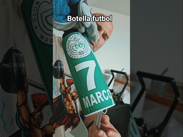 Vídeo relacionado con Botella de agua de Acero Inoxidable Personalizada equipo de Fútbol Barcelona. Botella termo personalizada deportiva. 700 ml Regalo Original para Aficionados del Futbol. (Alavés)