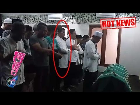 Indra Bekti Saat Salat Jenazah Ayah Tercinta - Cumicam 12 Desember 2015