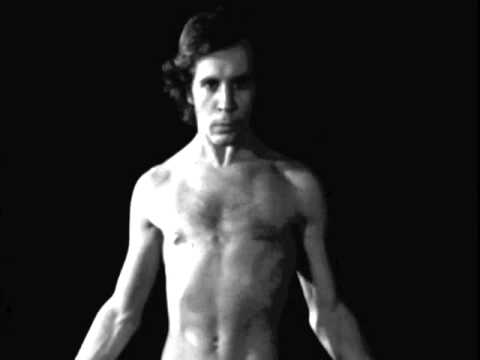 Εκπαίδευση πάνω στην άρθρωση&nbsp;για τη σωματική δραματική μιμική τέχνη από τον [[#Yves Lebreton [Υβ Λεμπρετόν]#]] στο Holstebro Theatre Laboratory για το [[#Odin Teatret [Θέατρο Όντιν]#]] (1970). 