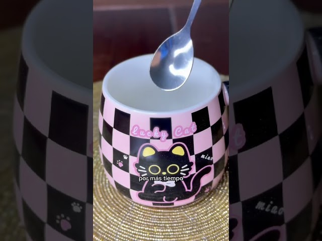 Vídeo relacionado con lachineuse - Taza de gato kawaii de 450 ml con tapa y cuchara - Cerámica negra y dorada - Infusión para té y café, original japonesa - Regalo de gatitos japoneses y asiáticos.