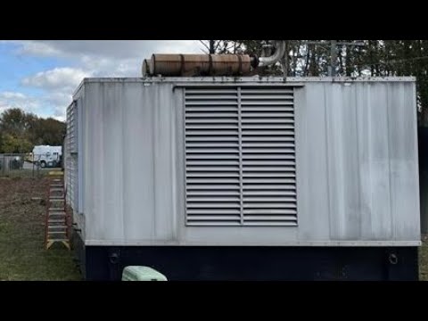 Cummins DFGB 600 kW diesel generator.  Cummins VTA28-G5 engine, 231 Hrs, Yr 2002 - CSDG # 4661