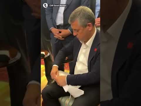 CHP Lideri Özgür Özel, kendisine ulaşan tebligatı yırttı