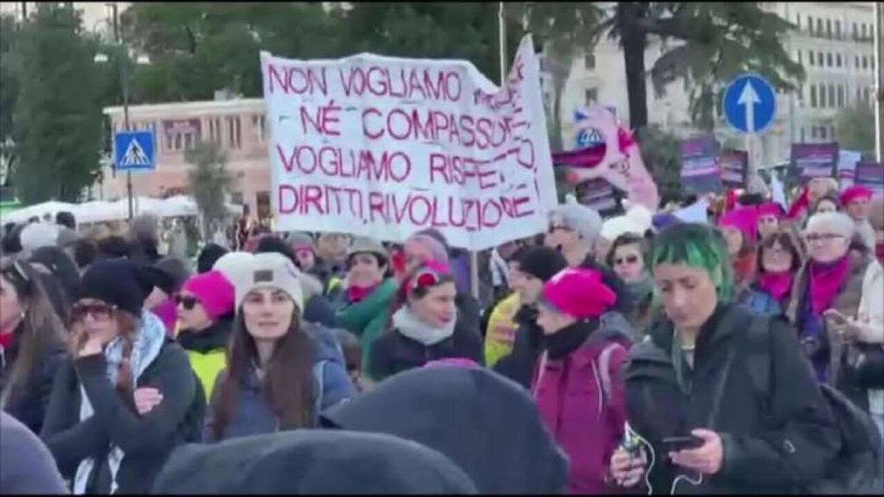No compassione, sì rivoluzione, i cartelli al corteo transfemminista a Roma