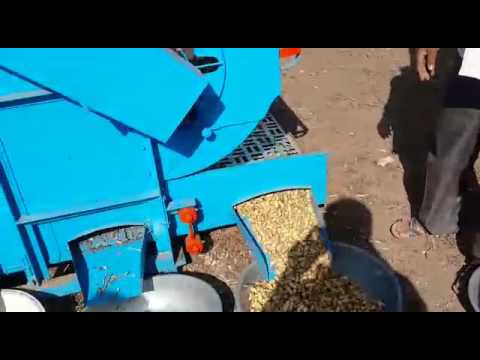 Hydraulic type tractor operated groundnut thresher