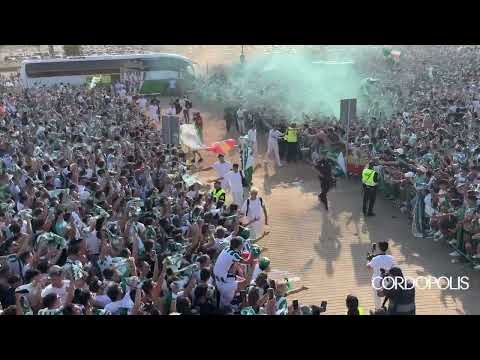 Recibimiento al Córdoba CF a su llegada a El Arcángel antes de jugar la final  contra el Barca B