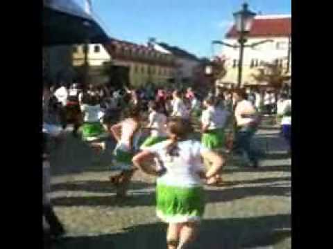 Rekord Guinnessa Oberek- moment ustanawiania. Dzieci Płocka