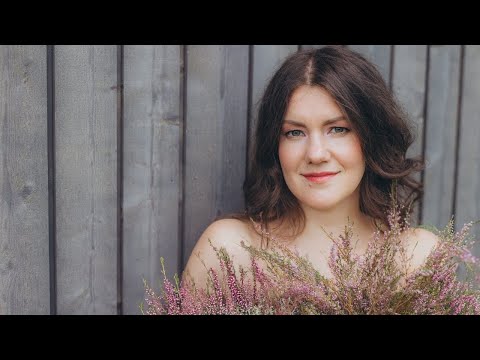 Marta Ritova  –  Šonakt uzziedēs virši (Teksta video)