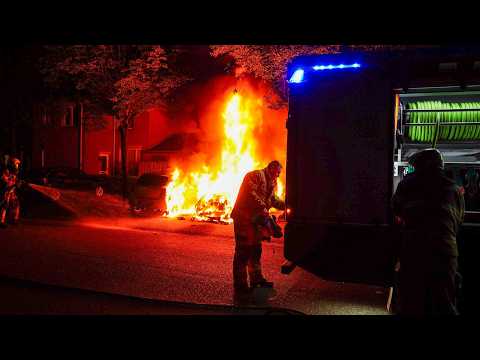 Osse Brandweer komt met spoed ter plaatse bij een autobrand aan de Tuinstraat in Oss