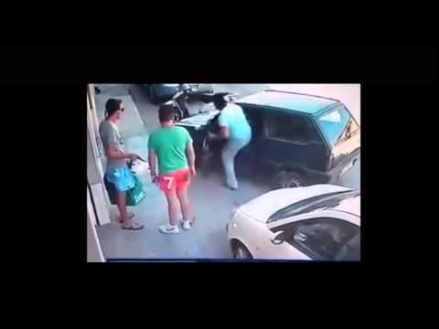 Imbottigliato sposta l'auto con una forza sovraumana