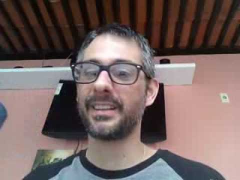 Sherlock Holmes da Peterson e descompactando o tabaco.