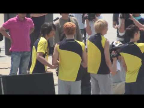 [FANCAM] 100602 2PM Shinee DT Recording Junho & Minho Hug