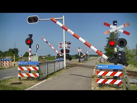 Spoorwegovergang Hindeloopen // Dutch railroad crossing