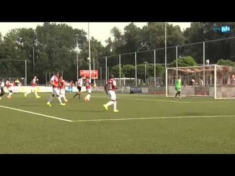 Telstar-spits Seuntjens benut de penalty tegen AZ.