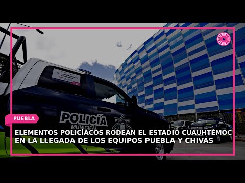 Elementos policíacos rodean el estadio Cuauhtémoc en la llegada de los equipos Puebla y Chivas