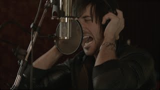 Sick Puppies introduce Bryan Scott &amp; NEW single &quot;Stick To Your Guns&quot;