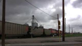 preview picture of video 'BNSF GE ES44AC  action at Hudson, Colorado'