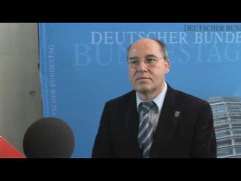 Peinlicher Reporter will Gregor Gysi rhetorisch topen