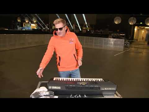 Dieter Bohlen versteigert Keyboard