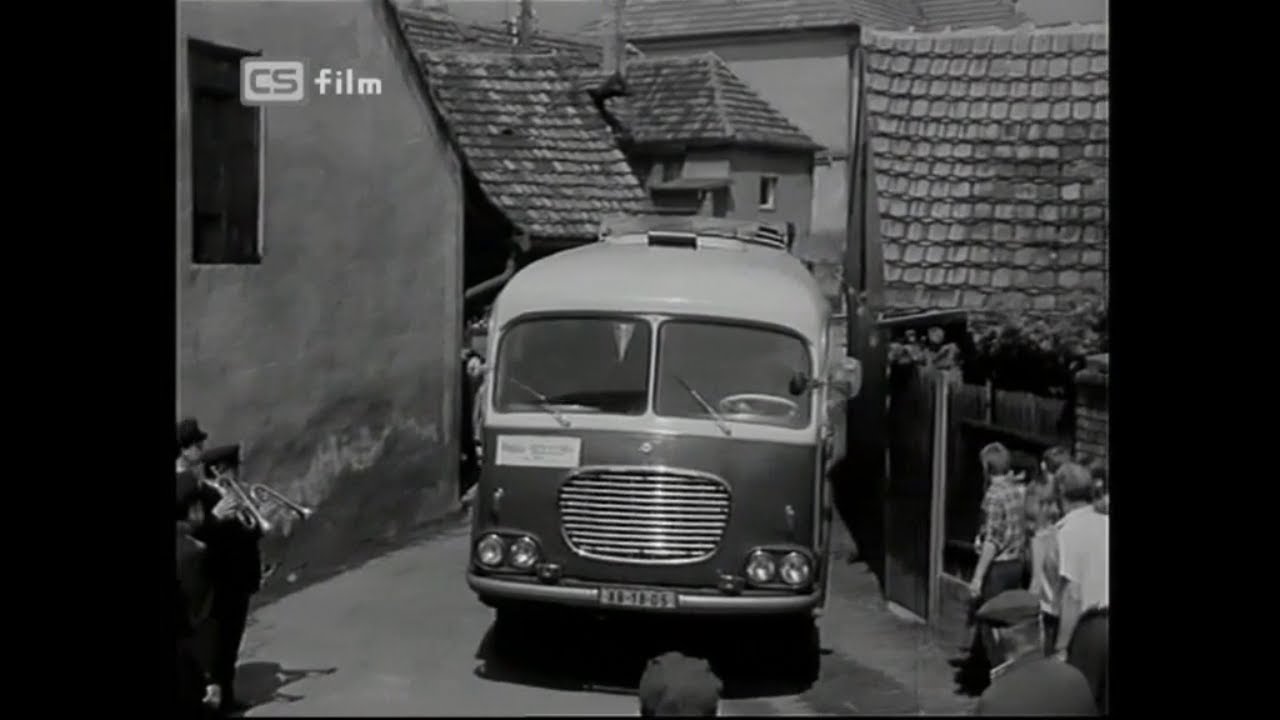 Miniature de la vidéo Autobus Škoda 706 RO s netradičnou karosériou vo filme Panenství a kriminál (1969) du film Panenství a kriminál