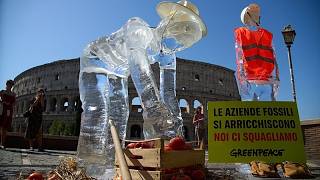Así fue la protesta de Greenpeace con esculturas de hielo frente al Coliseo de Roma