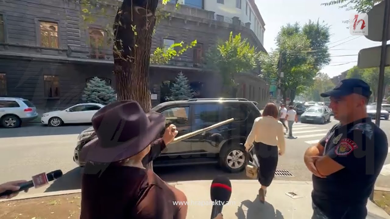 Տարեց կինը ձեռնափայտով նետվեց նախարար Ավանեսյանի վրա