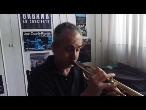Juan Cruz de Urquiza probando boquillas All Brass Madera - Wood Mouthpiece for trumpet