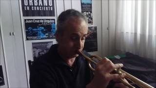 Juan Cruz de Urquiza probando boquillas All Brass Madera - Wood Mouthpiece for trumpet