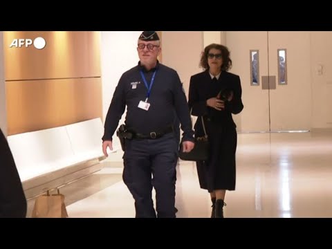 Processo Depardieu, l'attrice Fanny Ardant arriva in tribunale