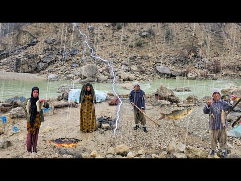 Nomadic Adventure |Nomadic Fishing on a Rainy Day|Survival of a single woman by the wild river 🏕️🌧️🎣