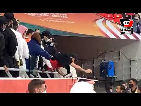 كهربا وحسين الشحات يحيان أبوتريكة خلال مباراة الأهلي وبايرن ميونخ في كأس العالم للأندية