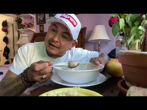 Sopa 🥣 de frijoles con chicharrón y huevo 🥚