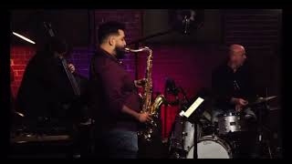 10MFAN ARTIST Jerry Espinoza killing it live in a trio setting— 10MFAN Robusto tenor sax mouthpiece￼
