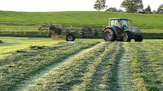 preview picture of video 'Valtra T180 med Krone Swadro storrive'