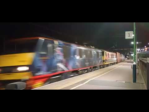 90021 + 90048 at Lichfield on 4S88 Felixstowe to Coatbridge