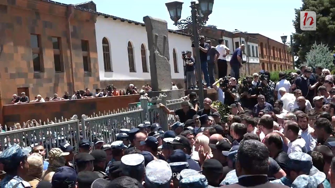 #Ուղիղ․ Բախում ուժայինների և հոգևորականների միջև