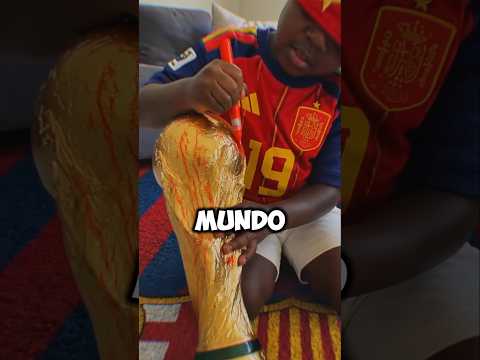 ¿Por qué dejó Lamine Yamal que su hermano pequeño dibujara sobre el trofeo del Mundial? 🧐ll #shorts