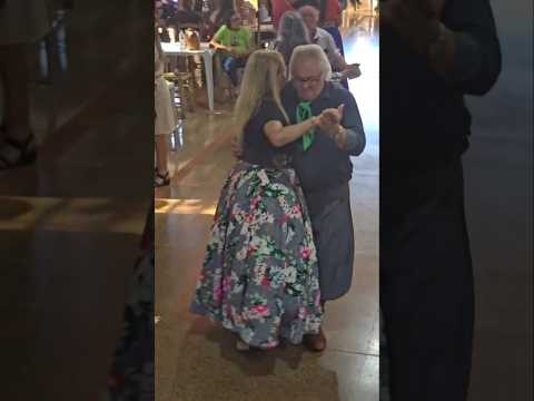 na terceira idade de Rio Bonito do Iguaçu no Paraná.Brasil #shotrs #baile #dancarinos