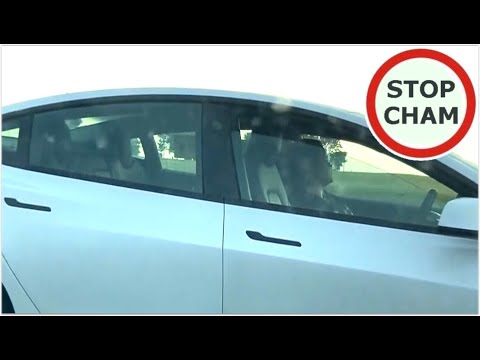 Kobieta śpi za kierownicą Tesli