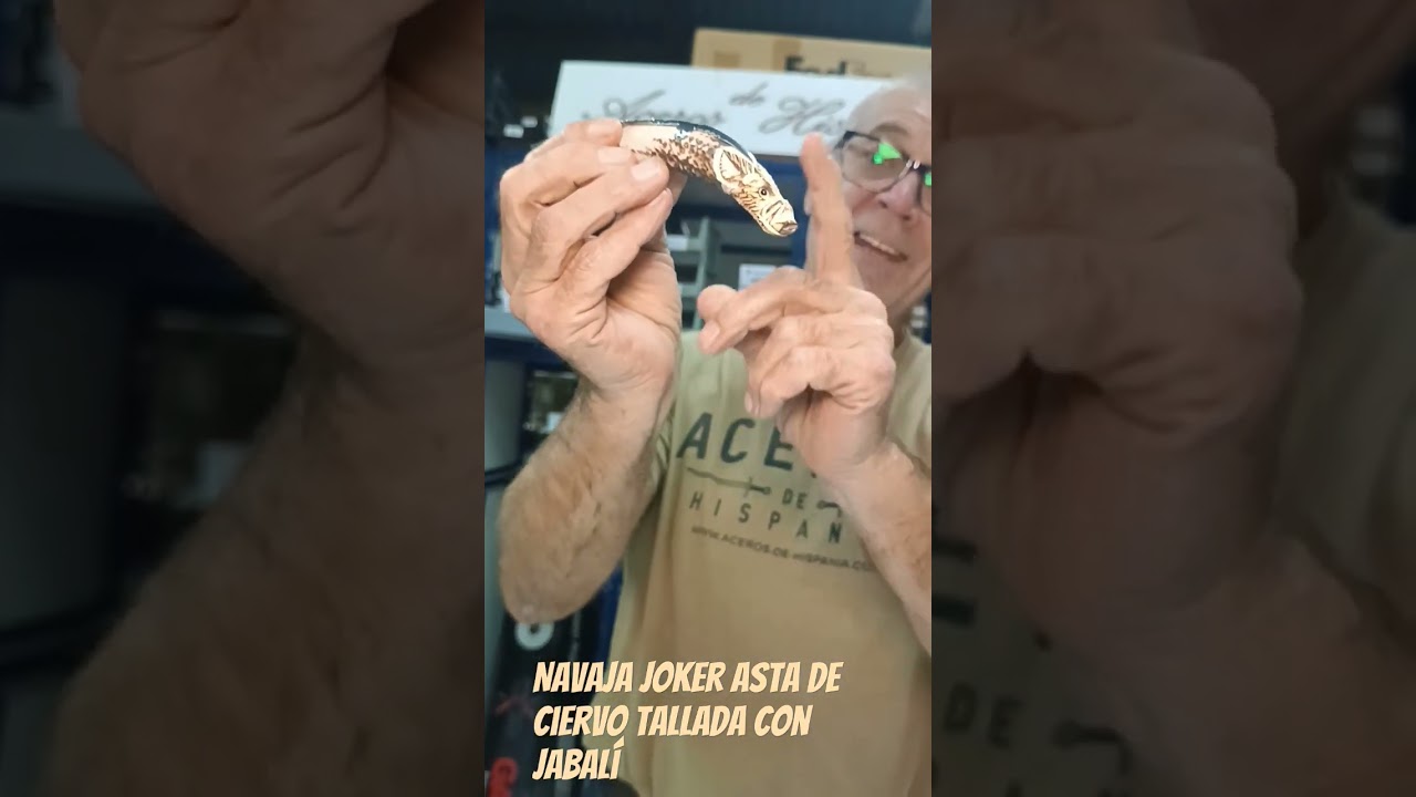 FACA DE PONTA DE VEADO ESCULPIDA À MÃO COM JAVALI, LÂMINA DE 8 CM. INCLUI ESTOJO.