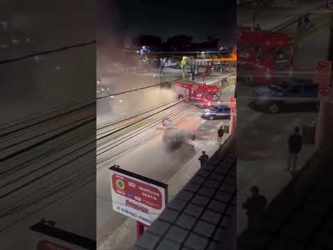 Incêndio atinge carro na Avenida Nossa Senhora de Fátima, em Santos.