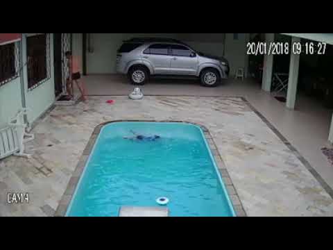 Pai posta vídeo do seu bebê afogando na piscina com 10 segundos de distração!