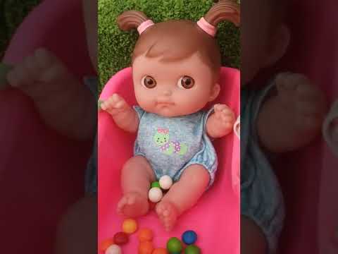 POURING M&M CANDY IN THE BATHTUB WITH CUTE BABY GIRL #mnm #youtubeshorts #shorts #trending
