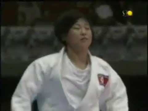 JUDO 2003 World Championships: Sun-Hui Kye 계 순희 (PRK) - Deborah Gravenstijn (NED)