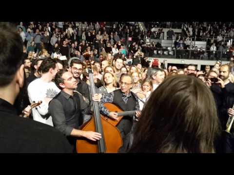 Glen Hansard "Passing through" (Leonard Cohen cover) feat. Javier Mas live Berlin 25.11.2016.