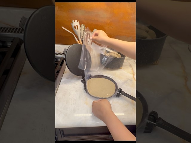 Vídeo relacionado con VICTORIA Tortillera Prensa para Tortillas Mexicanas Hierro Fundido HD Curado 20 cm, Pataconera Colombiana Profesional para Hacer Tacos, Arepas, Quesadillas, Empanadas, Patacones, Roti Maker