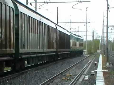 E655.190 + E655.511 su merci con carri postali in partenza da Pomezia